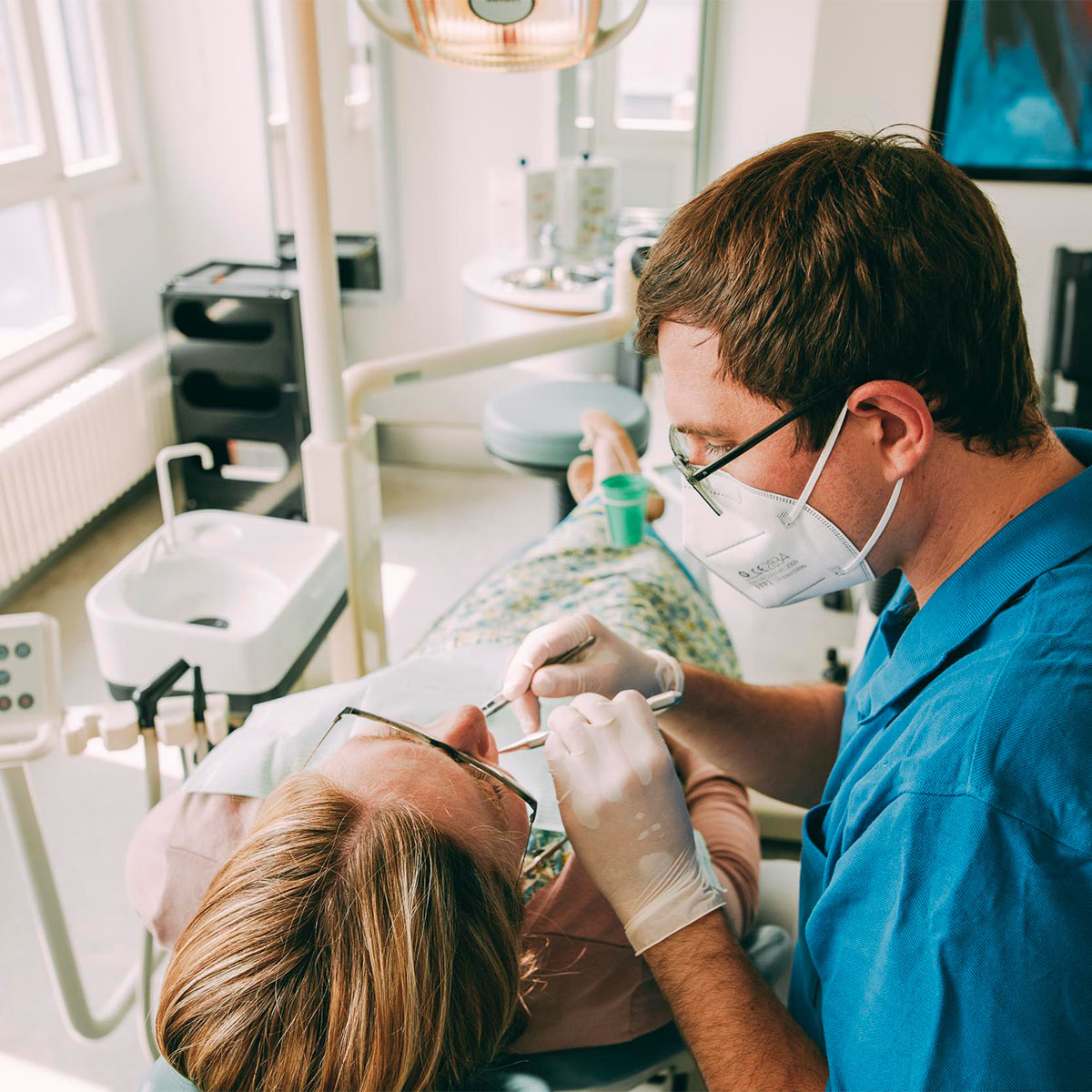 Zahnarzt in Emmendingen bei der Untersuchung