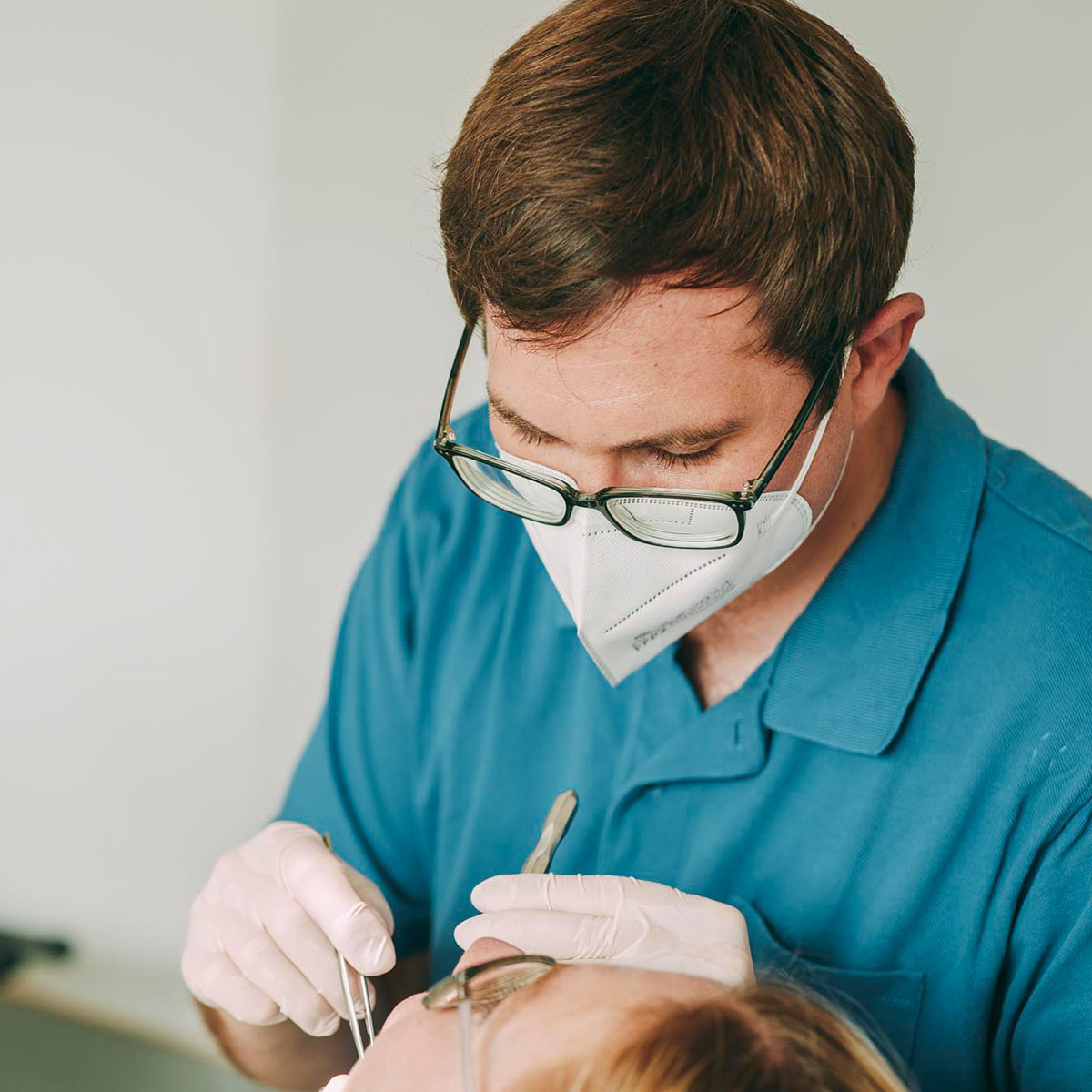 Zahnarzt Bernhard Scheiff behandelt eine Patientin in der Praxis der Zahnärzte in Emmendingen