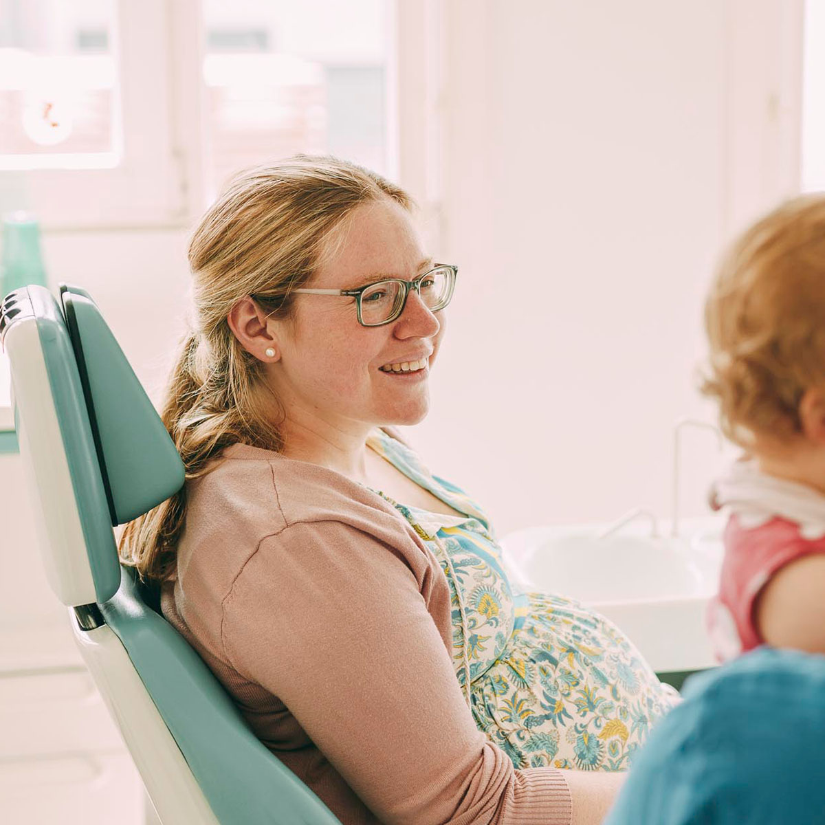 Junge Frau lächelt beim Beratungsgespräch zur Anästhesie bei Zahnarzt in Emmendingen